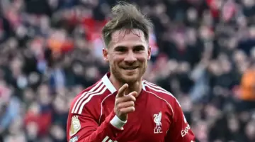 نجم ليفربول أليكسيس ماك أليستر يظهر مرتدياً قميص زين الدين زيدان وسط أنباء انتقاله إلى ريال مدريد.